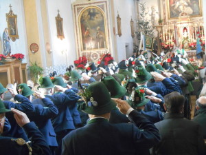 Zum Gebet - Schützen aus Bayern, Süd- und Nordtirol bei der Sebastianifeier in der Girlaner Pfarrkirche